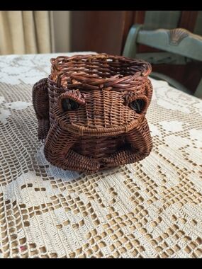 Vintage small MCM 70s wicker rattan frog planter basket